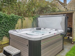 Outdoor spa tub - The New Inn Barn-UK31813 (Marnhull, near Shaftesbury)