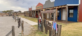 Seek & Snore Cabin near Wichita Mountains Cache ~ I Spy Wildlife Fun ~ sleeps 4