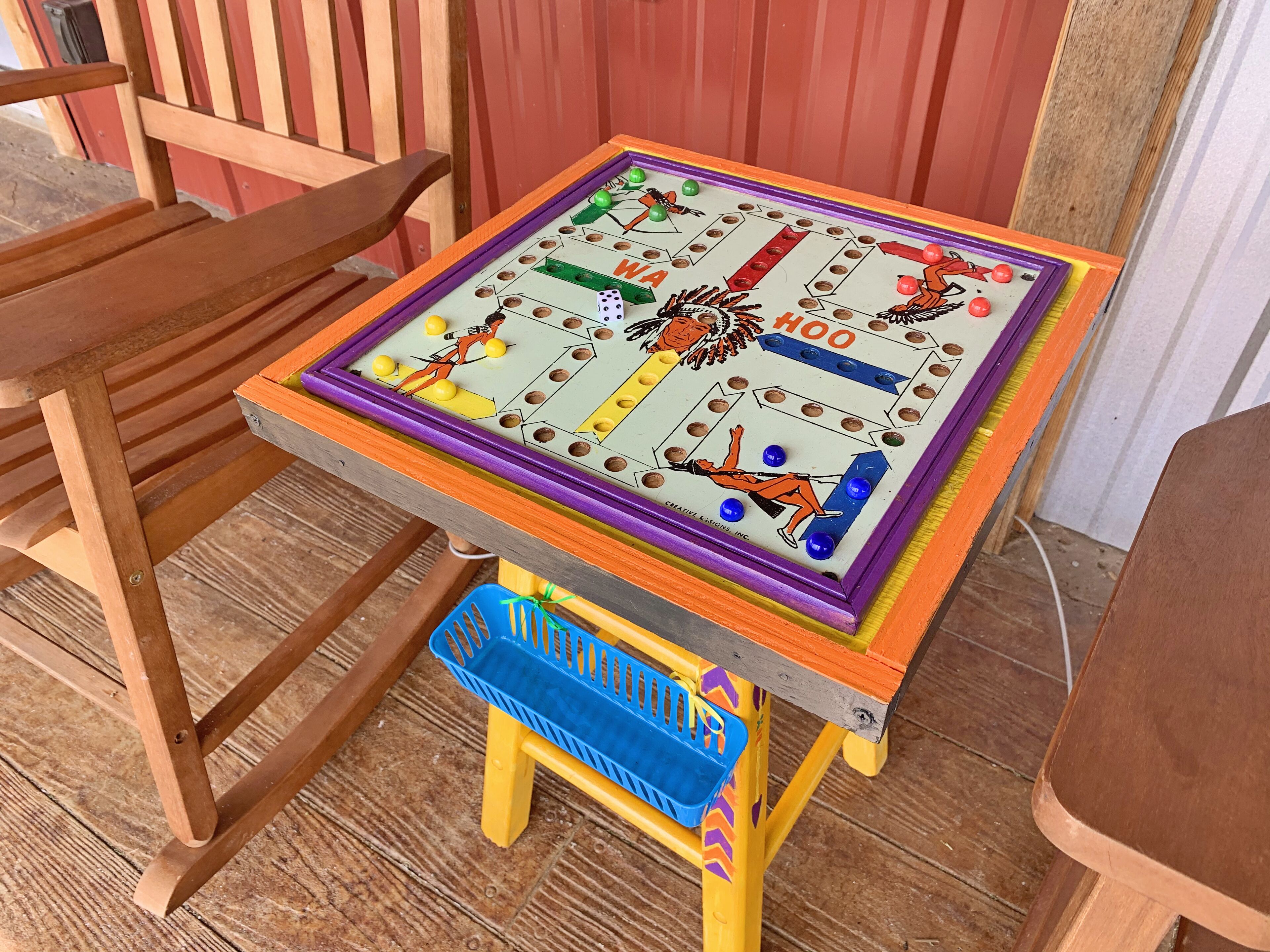 Una pequeña mesa de madera con un juego de mesa colorido.