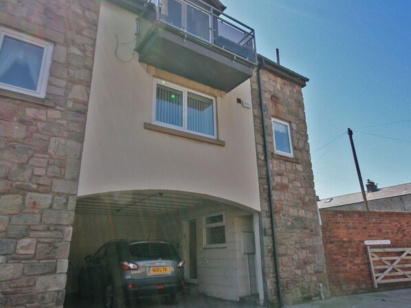 Une maison à deux étages avec un garage.