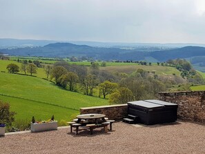 Outdoor dining - 3 bedroom accommodation in Garway Hill (Garway Hill)