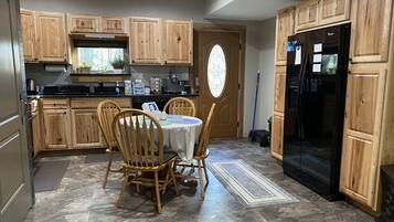 Coffee/tea maker, fridge, microwave, oven