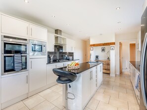 Kühlschrank, Mikrowelle, Geschirrspüler, Hochstuhl