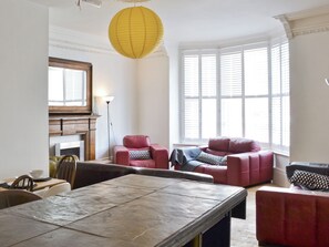 TV - 5 bedroom accommodation in Scarborough (Scarborough)