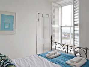 5 bedrooms, free WiFi, bed sheets - 5 bedroom accommodation in Scarborough (Scarborough)