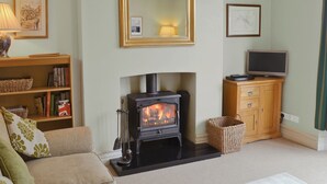 TV, fireplace - Centrally located within easy reach of the town centre of Pickering. (Pickering)