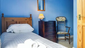 3 bedrooms, bed sheets - Centrally located within easy reach of the town centre of Pickering. (Pickering)