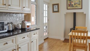 Dishwasher - Centrally located within easy reach of the town centre of Pickering. (Pickering)