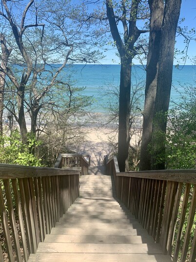 Beautiful woodsy setting  a 10 minute walk to the beach!