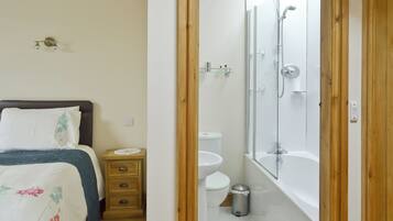 Une chambre à coucher avec un lit, une table de chevet et une petite table de nuit en bois.