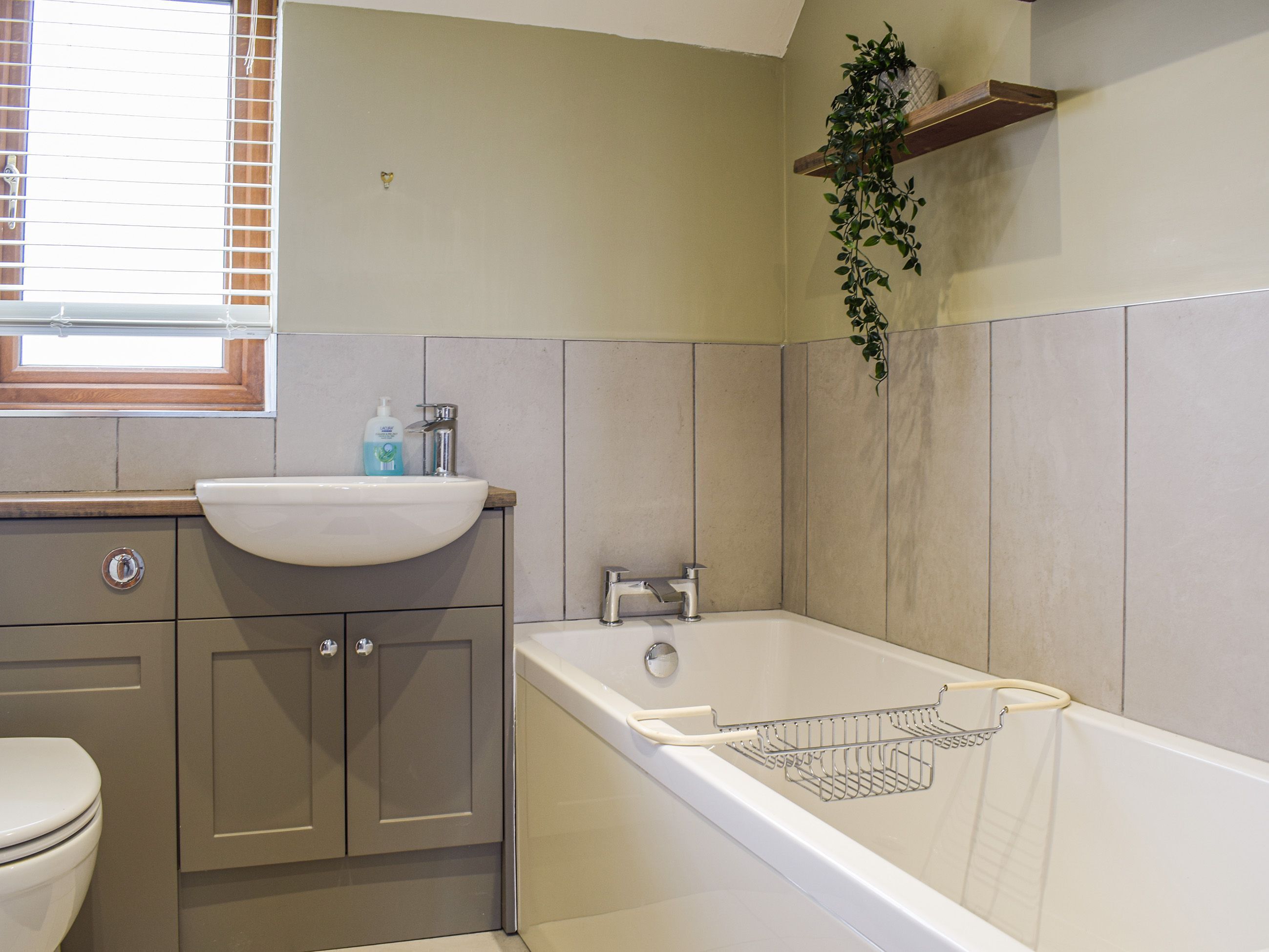 A bathroom with a sink, toilet, and bathtub.