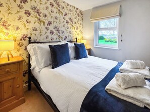 3 bedrooms, free WiFi, bed sheets - 3 bedroom accommodation in near Beadnell (near Beadnell)
