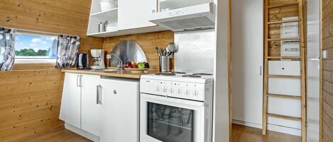 Geladeira, cooktop, cafeteira/chaleira