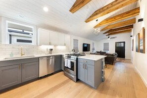 Frigorifero, forno, piano cottura, lavastoviglie