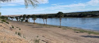 Wonderful 2 BR 2 bath home- Pool & Jacuzzi access