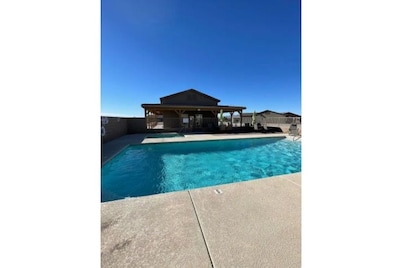 Wonderful 2 BR 2 bath home- Pool & Jacuzzi access