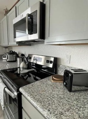 Frigorifero, microonde, forno, piano cottura