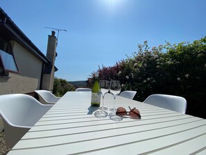 Outdoor dining - 3 bedroom accommodation in Lamlash (Lamlash)