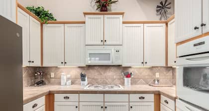 Walk to the Wigwam from this charming single-level condo!