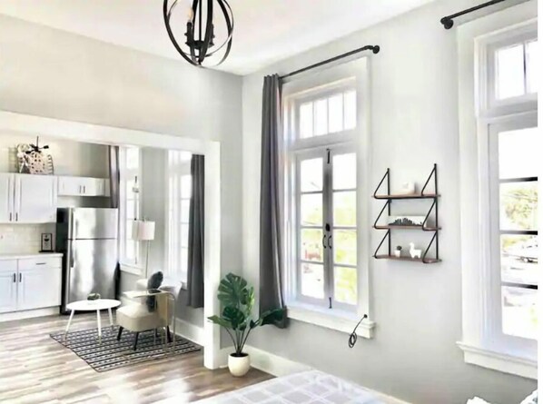 1 habitación, escritorio, tabla de planchar con plancha y cuna de viaje 