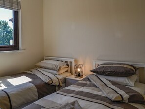 3 bedrooms, free WiFi, bed sheets - 3 bedroom accommodation in Dumfries (Dumfries)