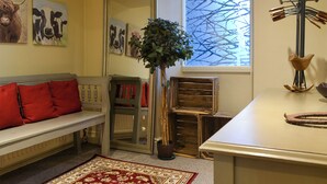 A cozy living room with a bench, a large mirror, and artwork on the walls. - 4 bedroom accommodation in Coniston (Coniston)