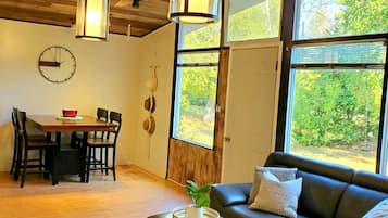 Smart TV, chimenea, reproductor de DVD y libros