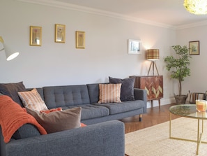 TV - 4 bedroom accommodation in Letterston (Letterston)
