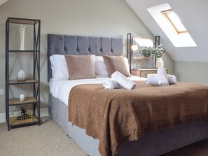 4 bedrooms, free WiFi, bed sheets, wheelchair access - 4 bedroom accommodation in Letterston (Letterston)