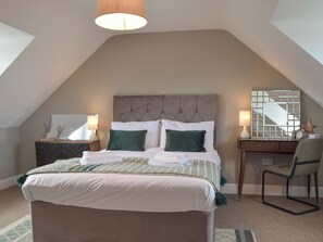 4 bedrooms, free WiFi, bed sheets, wheelchair access - 4 bedroom accommodation in Letterston (Letterston)