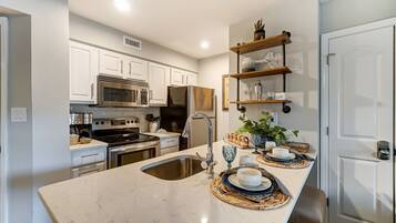 冰箱、微波炉、烤箱、炉灶