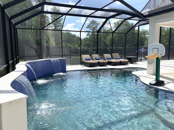 Una piscina al aire libre, una piscina climatizada
