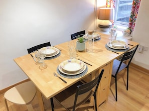 Dining - 2 bedroom accommodation in Amlwch (Amlwch)