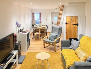 TV - 2 bedroom accommodation in Amlwch (Amlwch)