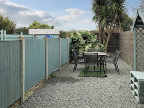 Outdoor dining - 2 bedroom accommodation in Amlwch (Amlwch)