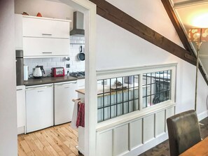 Kühlschrank, Mikrowelle, Geschirrspüler, Hochstuhl