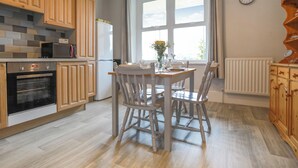 Oppvaskmaskin og høy barnestol