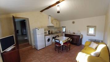 Télévision, table de tennis de table, livres