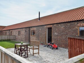 Outdoor dining - 2 bedroom accommodation in Easby Grange, near Great Ayton (Easby Grange, near Great Ayton)