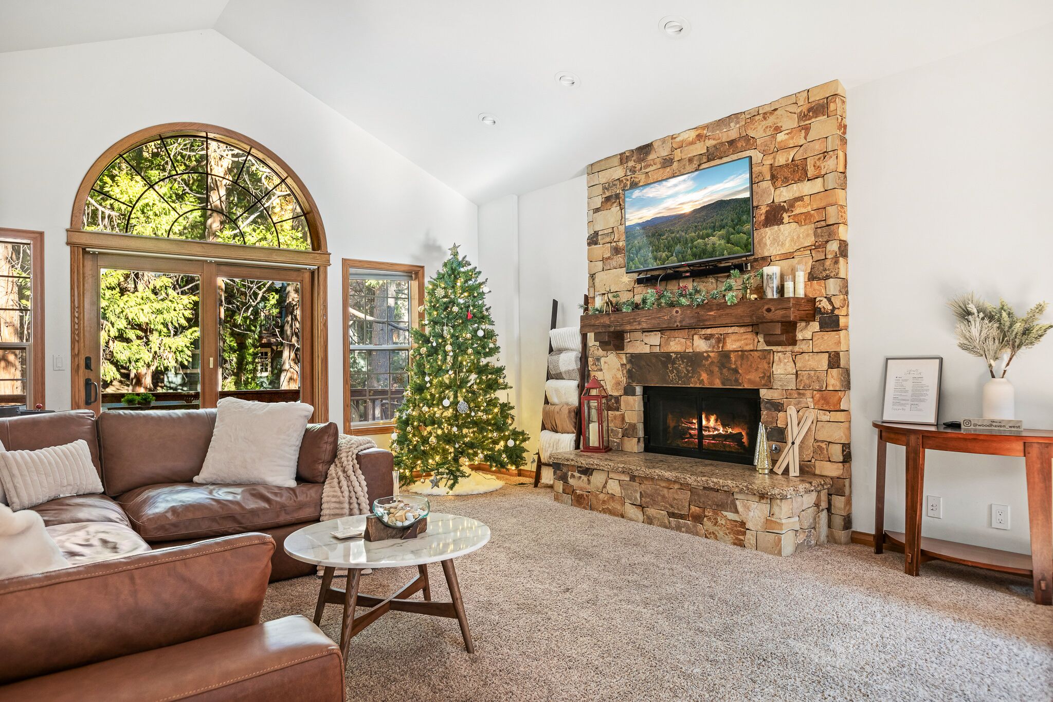 Una Smart TV, una chimenea, videojuegos, una mesa de tenis de mesa