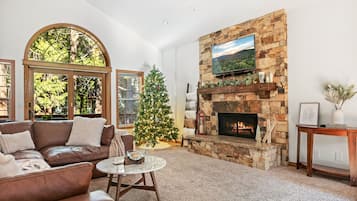 Una Smart TV, una chimenea, videojuegos, una mesa de tenis de mesa