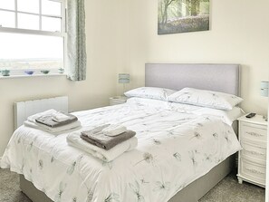 3 室のベッドルーム、WiFi (無料)、ベッドシーツ