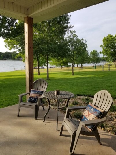 Lake Front Gated Property  Private Dock 
Book 3 Nights - Get 4th Night Free. 