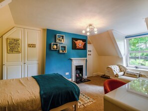 5 室のベッドルーム、WiFi (無料)、ベッドシーツ