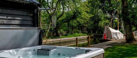 Bain à remous extérieur