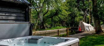 5 bedroom accommodation in Ludham