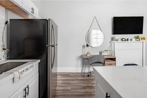 Interior - Boutique Artsy Well Lit Retro & Trendy Uptown Tranquility (New Orleans)