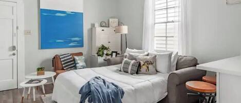 1 Schlafzimmer, Schreibtisch, Bügeleisen/Bügelbrett, Reisekinderbett