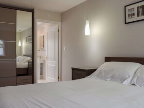 4 quartos, Wi-Fi de cortesia, roupa de cama