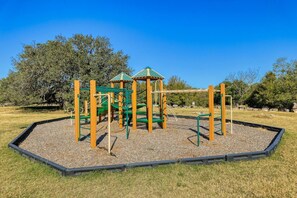 Children’s area - Modern South Austin Home|King Bed • Gym • Patio • Sleeps 6- Ideal for long stays (Austin)